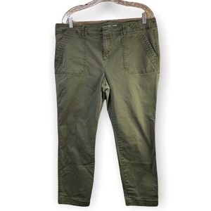 Old Navy Pixie, S 14 Olive Green Ankle Pant. Lightly Worn, in perfect Condition.